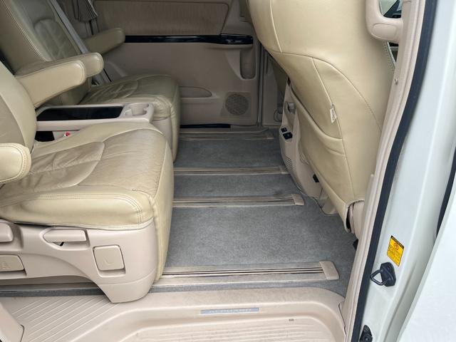 アルファードハイブリッド Ｇ　４ＷＤ　ＥＴＣ　全周囲カメラ　ナビ　ＴＶ　クリアランスソナー　オートクルーズコントロール　両側電動スライドドア　ＨＩＤ　スマートキー　電動格納ミラー　３列シート　パワーシート　オットマン　ＣＶＴ（50枚目）