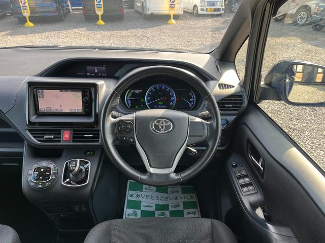 ヴォクシー ハイブリッドＶ　ＥＴＣ　バックカメラ　ナビ　ＴＶ　オートクルーズコントロール　両側電動スライドドア　オートライト　ＬＥＤヘッドランプ　スマートキー　電動格納ミラー　シートヒーター　３列シート　ＣＶＴ　アルミホイール（2枚目）