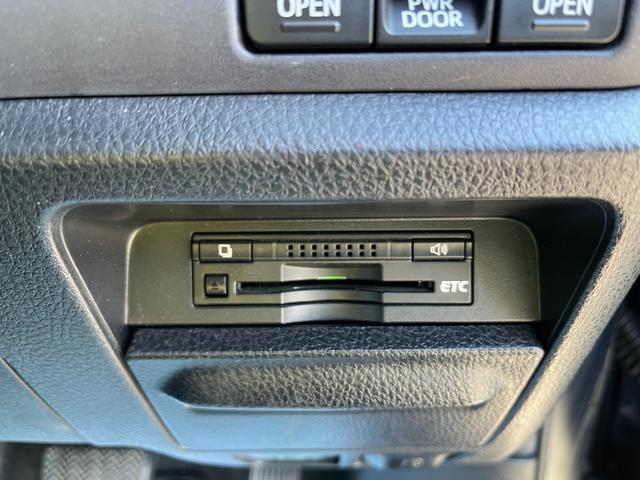 ヴォクシー ハイブリッドＶ　ＥＴＣ　バックカメラ　ナビ　ＴＶ　オートクルーズコントロール　両側電動スライドドア　オートライト　ＬＥＤヘッドランプ　スマートキー　電動格納ミラー　シートヒーター　３列シート　ＣＶＴ　アルミホイール（8枚目）