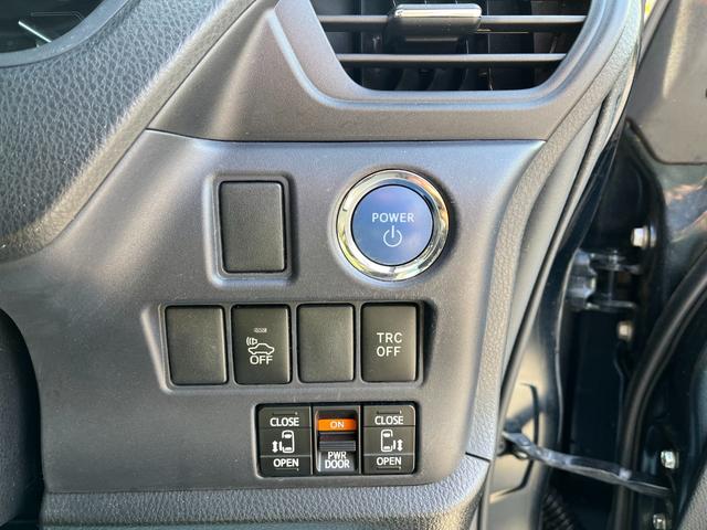 ヴォクシー ハイブリッドＶ　ＥＴＣ　バックカメラ　ナビ　ＴＶ　オートクルーズコントロール　両側電動スライドドア　オートライト　ＬＥＤヘッドランプ　スマートキー　電動格納ミラー　シートヒーター　３列シート　ＣＶＴ　アルミホイール（9枚目）