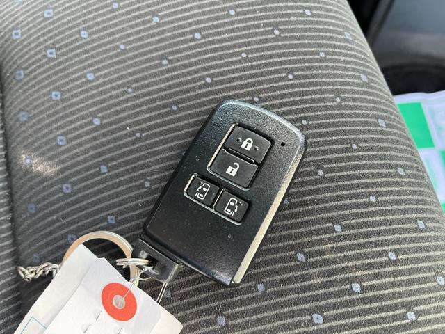 ヴォクシー ハイブリッドＶ　ＥＴＣ　バックカメラ　ナビ　ＴＶ　オートクルーズコントロール　両側電動スライドドア　オートライト　ＬＥＤヘッドランプ　スマートキー　電動格納ミラー　シートヒーター　３列シート　ＣＶＴ　アルミホイール（11枚目）