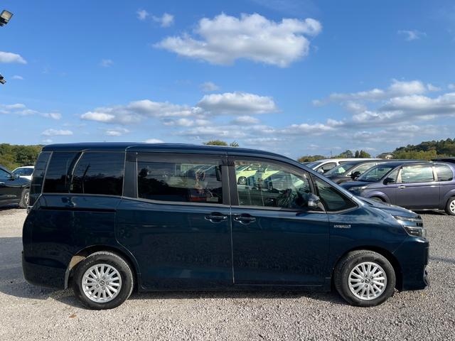 ヴォクシー ハイブリッドＶ　ＥＴＣ　バックカメラ　ナビ　ＴＶ　オートクルーズコントロール　両側電動スライドドア　オートライト　ＬＥＤヘッドランプ　スマートキー　電動格納ミラー　シートヒーター　３列シート　ＣＶＴ　アルミホイール（14枚目）