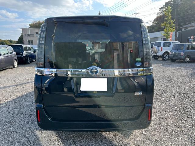 ヴォクシー ハイブリッドＶ　ＥＴＣ　バックカメラ　ナビ　ＴＶ　オートクルーズコントロール　両側電動スライドドア　オートライト　ＬＥＤヘッドランプ　スマートキー　電動格納ミラー　シートヒーター　３列シート　ＣＶＴ　アルミホイール（16枚目）