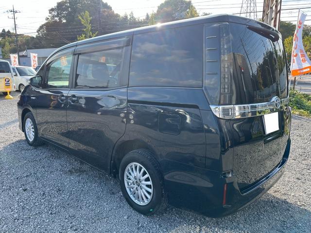 ヴォクシー ハイブリッドＶ　ＥＴＣ　バックカメラ　ナビ　ＴＶ　オートクルーズコントロール　両側電動スライドドア　オートライト　ＬＥＤヘッドランプ　スマートキー　電動格納ミラー　シートヒーター　３列シート　ＣＶＴ　アルミホイール（17枚目）