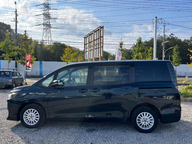 ヴォクシー ハイブリッドＶ　ＥＴＣ　バックカメラ　ナビ　ＴＶ　オートクルーズコントロール　両側電動スライドドア　オートライト　ＬＥＤヘッドランプ　スマートキー　電動格納ミラー　シートヒーター　３列シート　ＣＶＴ　アルミホイール（22枚目）