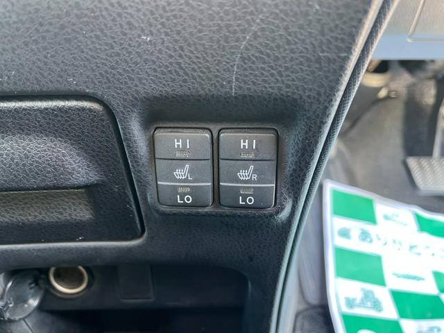 ヴォクシー ハイブリッドＶ　ＥＴＣ　バックカメラ　ナビ　ＴＶ　オートクルーズコントロール　両側電動スライドドア　オートライト　ＬＥＤヘッドランプ　スマートキー　電動格納ミラー　シートヒーター　３列シート　ＣＶＴ　アルミホイール（31枚目）