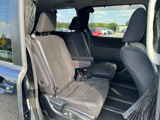 ヴォクシー ハイブリッドＶ　ＥＴＣ　バックカメラ　ナビ　ＴＶ　オートクルーズコントロール　両側電動スライドドア　オートライト　ＬＥＤヘッドランプ　スマートキー　電動格納ミラー　シートヒーター　３列シート　ＣＶＴ　アルミホイール（33枚目）