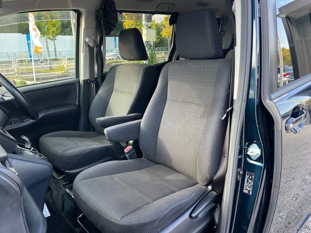 ヴォクシー ハイブリッドＶ　ＥＴＣ　バックカメラ　ナビ　ＴＶ　オートクルーズコントロール　両側電動スライドドア　オートライト　ＬＥＤヘッドランプ　スマートキー　電動格納ミラー　シートヒーター　３列シート　ＣＶＴ　アルミホイール（34枚目）