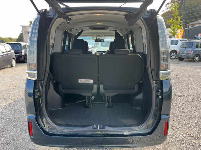 ヴォクシー ハイブリッドＶ　ＥＴＣ　バックカメラ　ナビ　ＴＶ　オートクルーズコントロール　両側電動スライドドア　オートライト　ＬＥＤヘッドランプ　スマートキー　電動格納ミラー　シートヒーター　３列シート　ＣＶＴ　アルミホイール（44枚目）