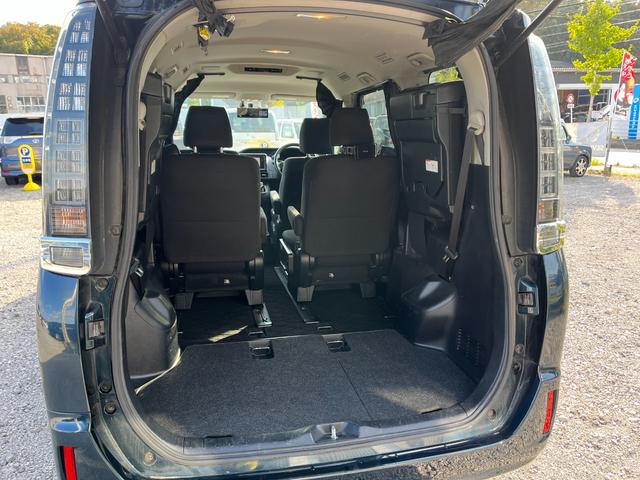 ヴォクシー ハイブリッドＶ　ＥＴＣ　バックカメラ　ナビ　ＴＶ　オートクルーズコントロール　両側電動スライドドア　オートライト　ＬＥＤヘッドランプ　スマートキー　電動格納ミラー　シートヒーター　３列シート　ＣＶＴ　アルミホイール（45枚目）