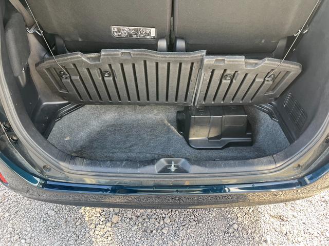 ヴォクシー ハイブリッドＶ　ＥＴＣ　バックカメラ　ナビ　ＴＶ　オートクルーズコントロール　両側電動スライドドア　オートライト　ＬＥＤヘッドランプ　スマートキー　電動格納ミラー　シートヒーター　３列シート　ＣＶＴ　アルミホイール（48枚目）