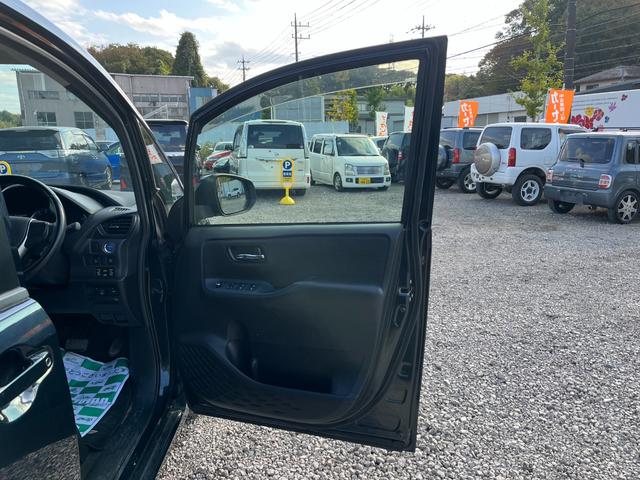 ヴォクシー ハイブリッドＶ　ＥＴＣ　バックカメラ　ナビ　ＴＶ　オートクルーズコントロール　両側電動スライドドア　オートライト　ＬＥＤヘッドランプ　スマートキー　電動格納ミラー　シートヒーター　３列シート　ＣＶＴ　アルミホイール（50枚目）