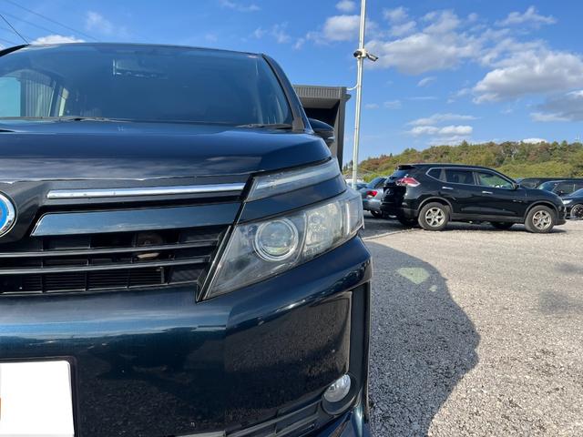 ヴォクシー ハイブリッドＶ　ＥＴＣ　バックカメラ　ナビ　ＴＶ　オートクルーズコントロール　両側電動スライドドア　オートライト　ＬＥＤヘッドランプ　スマートキー　電動格納ミラー　シートヒーター　３列シート　ＣＶＴ　アルミホイール（55枚目）