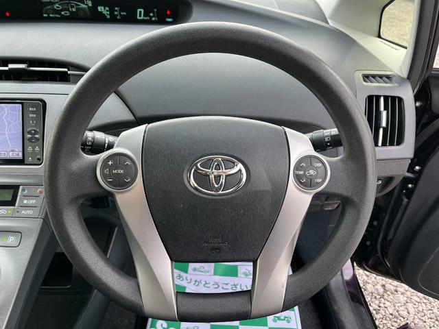 プリウス Ｓ　後期型ＢＴ接続ナビＢカメラ地デジ車検二年　ＥＴＣ　バックカメラ　ナビ　ＴＶ　アルミホイール　オートライト　ＨＩＤ　ＣＶＴ　スマートキー　電動格納ミラー　盗難防止システム　ＣＤ　ＤＶＤ再生（3枚目）