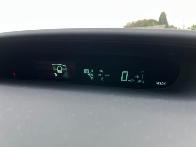 プリウス Ｓ　後期型ＢＴ接続ナビＢカメラ地デジ車検二年　ＥＴＣ　バックカメラ　ナビ　ＴＶ　アルミホイール　オートライト　ＨＩＤ　ＣＶＴ　スマートキー　電動格納ミラー　盗難防止システム　ＣＤ　ＤＶＤ再生（4枚目）