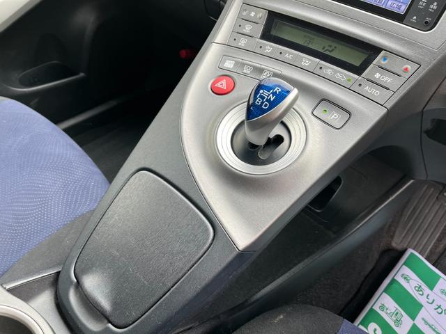 プリウス Ｓ　後期型ＢＴ接続ナビＢカメラ地デジ車検二年　ＥＴＣ　バックカメラ　ナビ　ＴＶ　アルミホイール　オートライト　ＨＩＤ　ＣＶＴ　スマートキー　電動格納ミラー　盗難防止システム　ＣＤ　ＤＶＤ再生（9枚目）