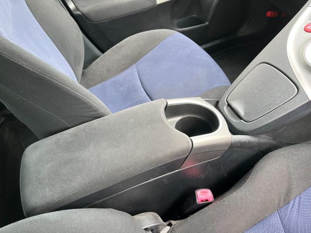 プリウス Ｓ　後期型ＢＴ接続ナビＢカメラ地デジ車検二年　ＥＴＣ　バックカメラ　ナビ　ＴＶ　アルミホイール　オートライト　ＨＩＤ　ＣＶＴ　スマートキー　電動格納ミラー　盗難防止システム　ＣＤ　ＤＶＤ再生（50枚目）