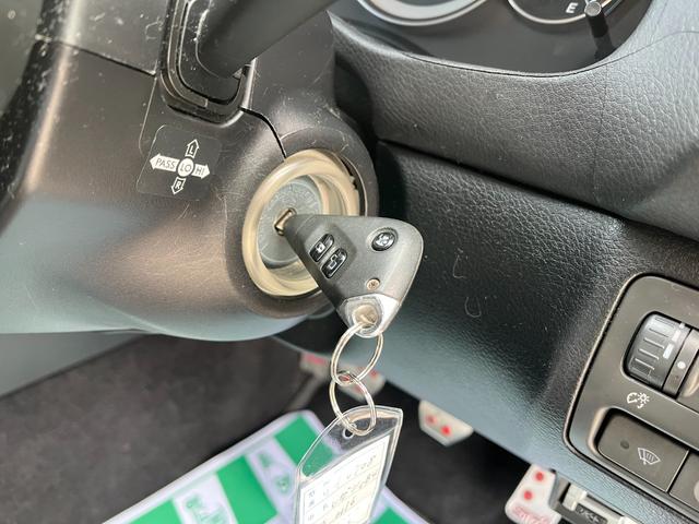 今や欠かせないアイテムとなったキーレス。もちろん付いています。直接キーを差し込まなくてもドアの施錠・開錠が出来ます。ドア回りのキズ防止にもなりますね