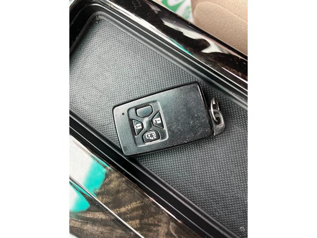 スマートエントリーキーシステムです。鍵を持っていればドアロック、解除、エンジン始動も楽チンです。イチイチ鍵を出す手間も無くなりますよ。悪天候時にも重宝しますね。