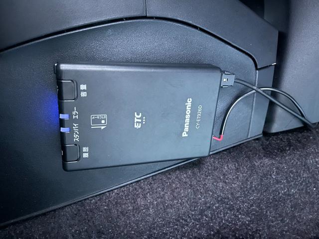 ｉＱ １３０Ｇ　レザーパッケージ　ＥＴＣ　ナビ　ＴＶ　アルミホイール　スマートキー　電動格納ミラー　ＣＶＴ　盗難防止システム　衝突安全ボディ　ＡＢＳ　ＥＳＣ　ＣＤ　ミュージックプレイヤー接続可　エアコン　パワーステアリング（9枚目）