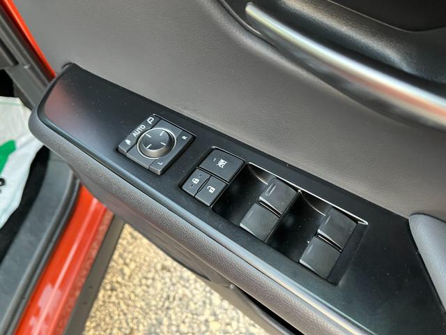 ウィンドウスイッチまわり『使用頻度が多い運転席側のスイッチまわり。目立つ傷もなく綺麗な状態を保っています。』