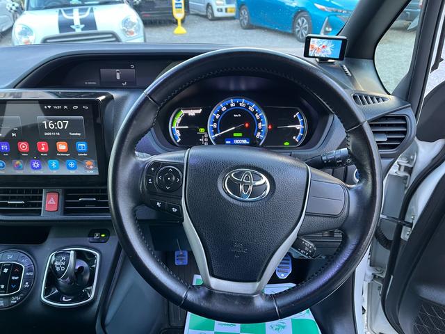 ヴォクシー ハイブリッドＶ　モデリスタエアロ両側電動ドアＬＥＤヘッドＥＴＣスマートキー　ＥＴＣ　オートクルーズコントロール　両側電動スライドドア　ＬＥＤヘッドランプ　スマートキー　電動格納ミラー　シートヒーター　３列シート（3枚目）