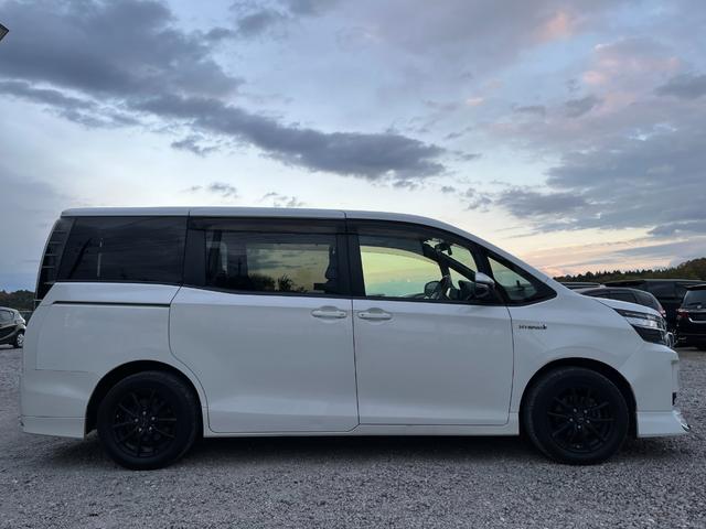 ヴォクシー ハイブリッドＶ　モデリスタエアロ両側電動ドアＬＥＤヘッドＥＴＣスマートキー　ＥＴＣ　オートクルーズコントロール　両側電動スライドドア　ＬＥＤヘッドランプ　スマートキー　電動格納ミラー　シートヒーター　３列シート（13枚目）