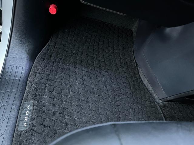 ヴォクシー ハイブリッドＶ　モデリスタエアロ両側電動ドアＬＥＤヘッドＥＴＣスマートキー　ＥＴＣ　オートクルーズコントロール　両側電動スライドドア　ＬＥＤヘッドランプ　スマートキー　電動格納ミラー　シートヒーター　３列シート（39枚目）