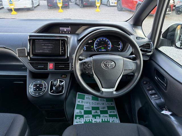 ヴォクシー ハイブリッドＸ　ドライブレコーダー　ＥＴＣ　バックカメラ　ＴＶ　両側スライド・片側電動　ＬＥＤヘッドランプ　スマートキー　電動格納ミラー　３列シート　ＣＶＴ　アルミホイール　盗難防止システム　衝突安全ボディ　ＡＢＳ（2枚目）