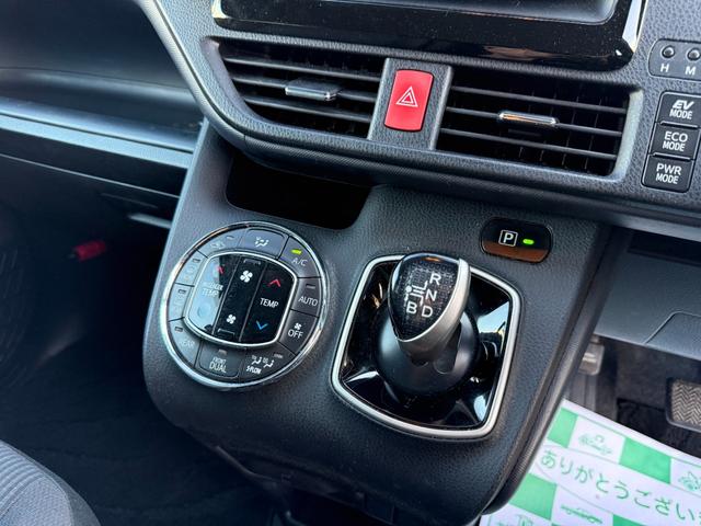 ヴォクシー ハイブリッドＸ　ドライブレコーダー　ＥＴＣ　バックカメラ　ＴＶ　両側スライド・片側電動　ＬＥＤヘッドランプ　スマートキー　電動格納ミラー　３列シート　ＣＶＴ　アルミホイール　盗難防止システム　衝突安全ボディ　ＡＢＳ（8枚目）