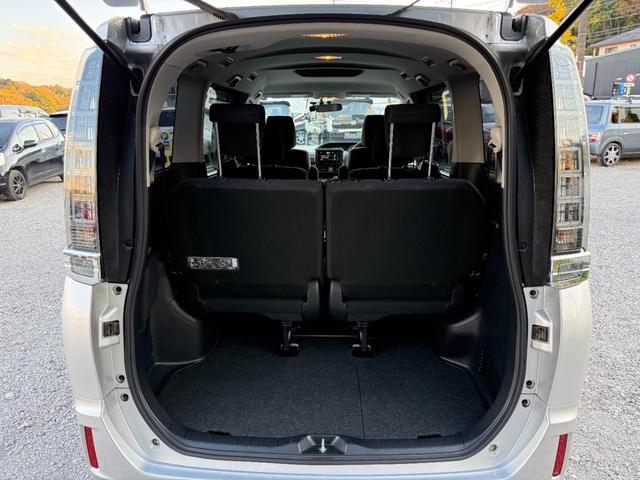 ヴォクシー ハイブリッドＸ　ドライブレコーダー　ＥＴＣ　バックカメラ　ＴＶ　両側スライド・片側電動　ＬＥＤヘッドランプ　スマートキー　電動格納ミラー　３列シート　ＣＶＴ　アルミホイール　盗難防止システム　衝突安全ボディ　ＡＢＳ（18枚目）