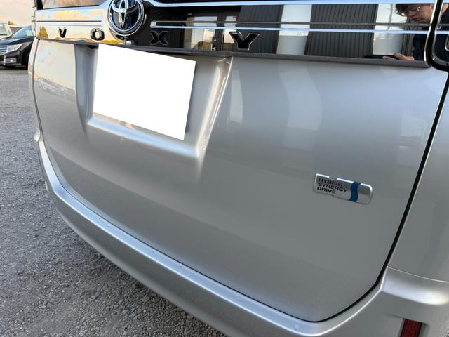 ヴォクシー ハイブリッドＸ　ドライブレコーダー　ＥＴＣ　バックカメラ　ＴＶ　両側スライド・片側電動　ＬＥＤヘッドランプ　スマートキー　電動格納ミラー　３列シート　ＣＶＴ　アルミホイール　盗難防止システム　衝突安全ボディ　ＡＢＳ（30枚目）