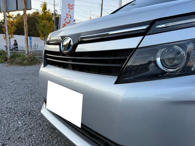 ヴォクシー ハイブリッドＸ　ドライブレコーダー　ＥＴＣ　バックカメラ　ＴＶ　両側スライド・片側電動　ＬＥＤヘッドランプ　スマートキー　電動格納ミラー　３列シート　ＣＶＴ　アルミホイール　盗難防止システム　衝突安全ボディ　ＡＢＳ（33枚目）