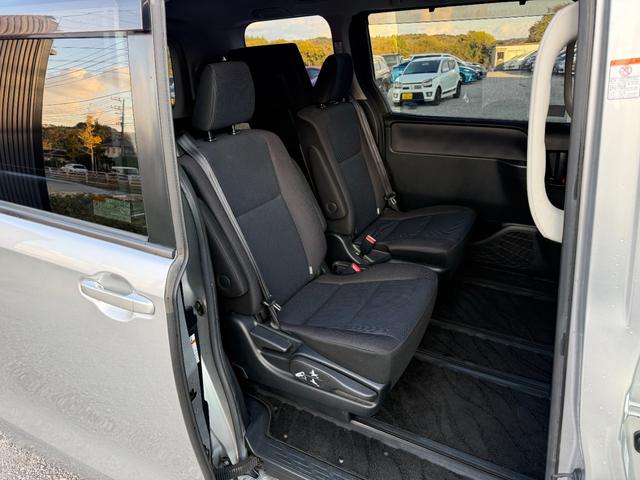 ヴォクシー ハイブリッドＸ　ドライブレコーダー　ＥＴＣ　バックカメラ　ＴＶ　両側スライド・片側電動　ＬＥＤヘッドランプ　スマートキー　電動格納ミラー　３列シート　ＣＶＴ　アルミホイール　盗難防止システム　衝突安全ボディ　ＡＢＳ（36枚目）