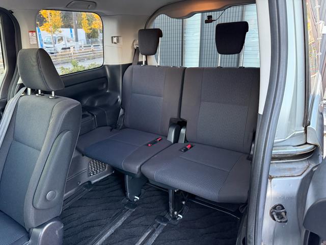 ヴォクシー ハイブリッドＸ　ドライブレコーダー　ＥＴＣ　バックカメラ　ＴＶ　両側スライド・片側電動　ＬＥＤヘッドランプ　スマートキー　電動格納ミラー　３列シート　ＣＶＴ　アルミホイール　盗難防止システム　衝突安全ボディ　ＡＢＳ（39枚目）