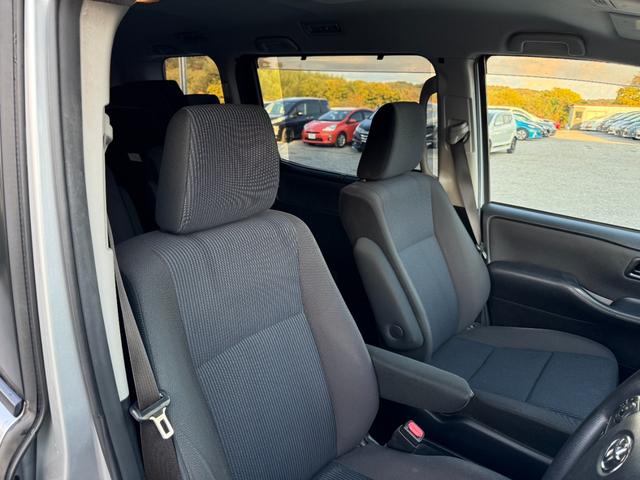 ヴォクシー ハイブリッドＸ　ドライブレコーダー　ＥＴＣ　バックカメラ　ＴＶ　両側スライド・片側電動　ＬＥＤヘッドランプ　スマートキー　電動格納ミラー　３列シート　ＣＶＴ　アルミホイール　盗難防止システム　衝突安全ボディ　ＡＢＳ（40枚目）