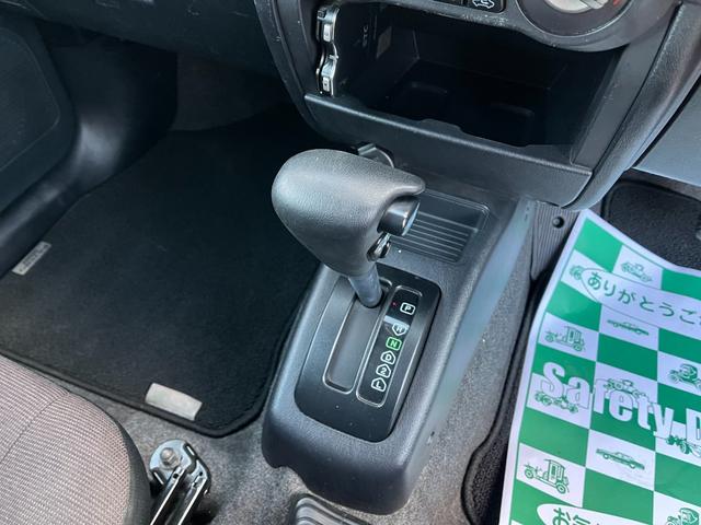 必ず使用するシフトレバー。確りと確認したいですね。