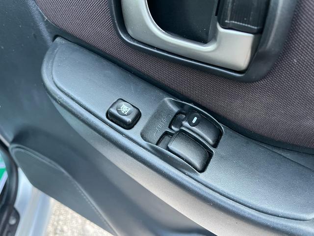 パワーウィンドウのスイッチですよ。運転席に居ながら窓を開け閉めのコントロールできますよ。