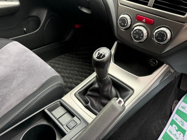 必ず使用するシフトレバー。確りと確認したいですね。