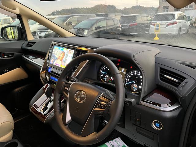 アルファード ２．５Ｘ　専用１０型ナビ後席モニタ－両側電動ドアＯＰレーダークルーズ　クリアランスソナー　オートクルーズコントロール　ＬＥＤヘッドランプ　スマートキー　電動格納ミラー　後席モニター　３列シート（34枚目）