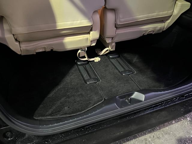 アルファード ２．５Ｘ　専用１０型ナビ後席モニタ－両側電動ドアＯＰレーダークルーズ　クリアランスソナー　オートクルーズコントロール　ＬＥＤヘッドランプ　スマートキー　電動格納ミラー　後席モニター　３列シート（50枚目）
