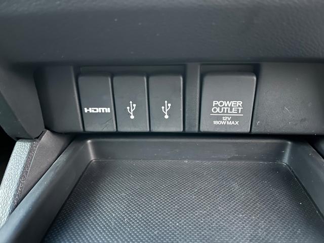 オデッセイ アブソルート　純正ナビ後席モニター全方位カメラＯＰ１８ＡＷ両側電動ドア　衝突被害軽減システム　両側電動スライドドア　ＬＥＤヘッドランプ　スマートキー　アイドリングストップ　電動格納ミラー（9枚目）