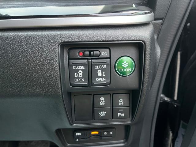 オデッセイ アブソルート　純正ナビ後席モニター全方位カメラＯＰ１８ＡＷ両側電動ドア　衝突被害軽減システム　両側電動スライドドア　ＬＥＤヘッドランプ　スマートキー　アイドリングストップ　電動格納ミラー（10枚目）