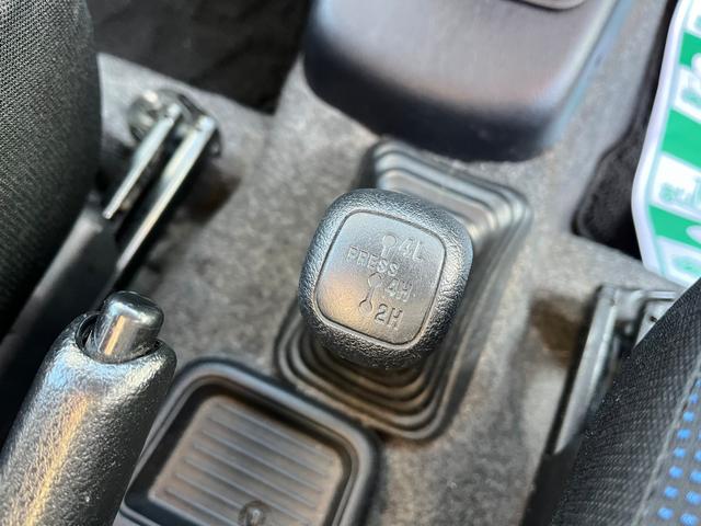 キックス ＲＸ　４ＷＤ　ＥＴＣ　キーレスエントリー　電動格納ミラー　シートヒーター　ターボ　ＭＴ　盗難防止システム　ＡＢＳ　ＣＤ　アルミホイール　衝突安全ボディ　エアコン　パワーステアリング　パワーウィンドウ（7枚目）