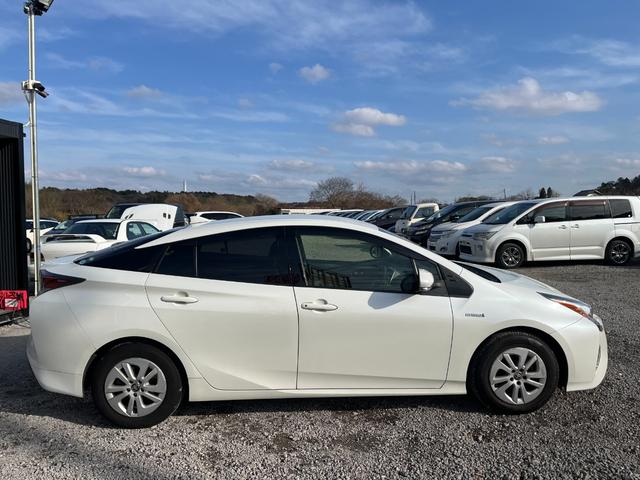 プリウス Ｓ　１オーナーフルノーマルＢＴ接続ナビ地デジＢカメラＥＴＣ　アルミホイール　オートライト　ＬＥＤヘッドランプ　ＣＶＴ　スマートキー　アイドリングストップ　電動格納ミラー　盗難防止システム　衝突安全ボディ（13枚目）