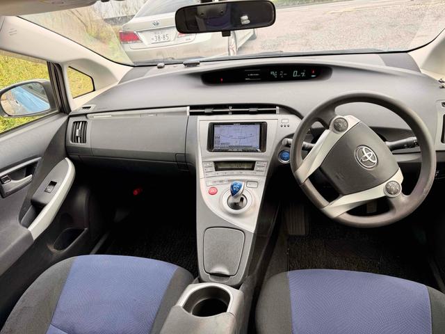 プリウスＰＨＶ Ｓ　ＥＴＣ　ナビ　アルミホイール　ＨＩＤ　ＣＶＴ　シートヒーター　スマートキー　電動格納ミラー　盗難防止システム　衝突安全ボディ　ＡＢＳ　エアコン　パワーステアリング　パワーウィンドウ　運転席エアバッグ（2枚目）