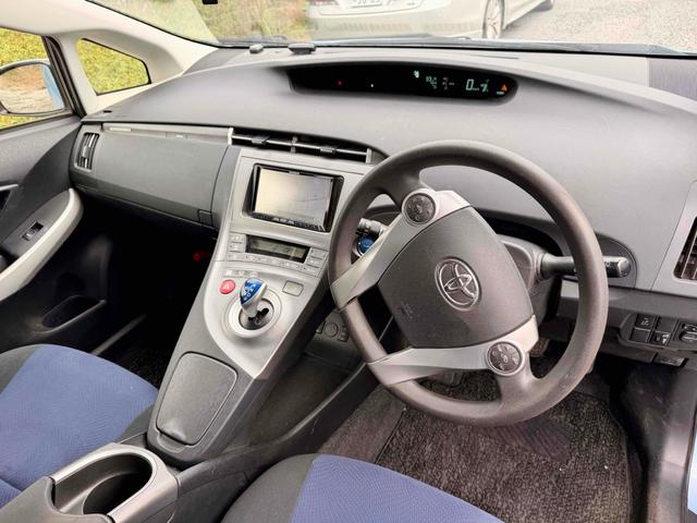プリウスＰＨＶ Ｓ　ＥＴＣ　ナビ　アルミホイール　ＨＩＤ　ＣＶＴ　シートヒーター　スマートキー　電動格納ミラー　盗難防止システム　衝突安全ボディ　ＡＢＳ　エアコン　パワーステアリング　パワーウィンドウ　運転席エアバッグ（3枚目）