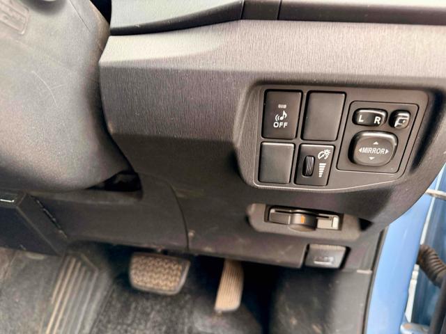 プリウスＰＨＶ Ｓ　ＥＴＣ　ナビ　アルミホイール　ＨＩＤ　ＣＶＴ　シートヒーター　スマートキー　電動格納ミラー　盗難防止システム　衝突安全ボディ　ＡＢＳ　エアコン　パワーステアリング　パワーウィンドウ　運転席エアバッグ（4枚目）
