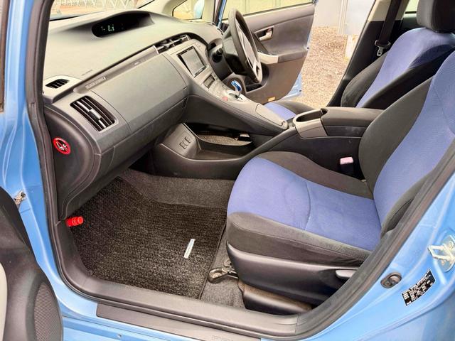 プリウスＰＨＶ Ｓ　ＥＴＣ　ナビ　アルミホイール　ＨＩＤ　ＣＶＴ　シートヒーター　スマートキー　電動格納ミラー　盗難防止システム　衝突安全ボディ　ＡＢＳ　エアコン　パワーステアリング　パワーウィンドウ　運転席エアバッグ（6枚目）