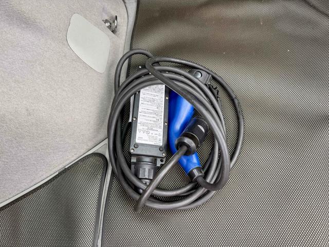 プリウスＰＨＶ Ｓ　ＥＴＣ　ナビ　アルミホイール　ＨＩＤ　ＣＶＴ　シートヒーター　スマートキー　電動格納ミラー　盗難防止システム　衝突安全ボディ　ＡＢＳ　エアコン　パワーステアリング　パワーウィンドウ　運転席エアバッグ（8枚目）